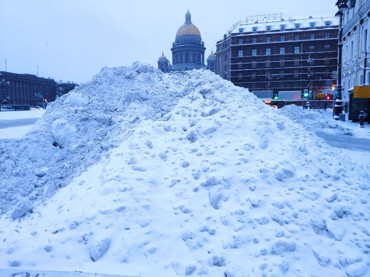 Коммунальные службы Петербурга не справляются с уборкой снега